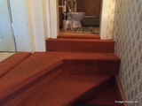 Alte, mit Teppich überzogene Treppe.