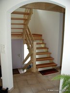 Podest Treppe aufgesattelt mit Geländerlatten liegend