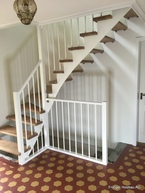 Treppe aufgesattelt mit Lichtwange aus Metall und Wandbolzen.
Geländer aus Holz